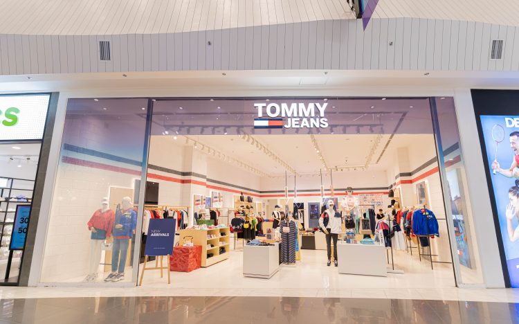 Tommy hotsell jeans store